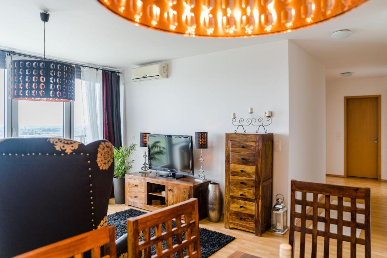 Comfy Condo On The 20Th Floor & Free Parking ブラチスラヴァ エクステリア 写真